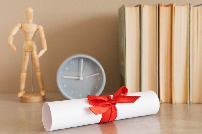 Представителям молодежного парламента Ломоносовского района вручили благодарственные письма