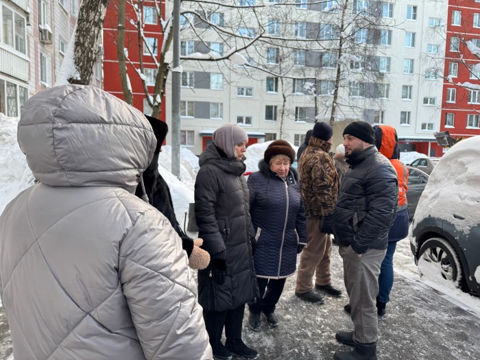 Дворы на Литовском бульваре и ул. Айвазовского осмотрел глава управы Ясенева