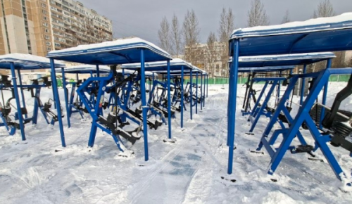 Сотрудники центра «Атлант» убрали снег на территории спорткластера на Ратной улице