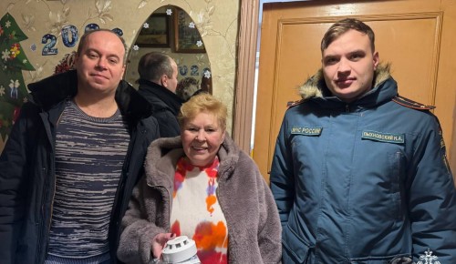 Представители МЧС совместно с представителем Управы Обручевского района провели инструктаж по правилам пожарной безопасности в быту