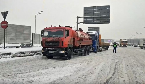 Сотрудники Отдела Госавтоинспекции УВД по ЮЗАО ГУ МВД России по г. Москве продолжают нести службу в усиленном режиме и обеспечивать безопасность на дорогах нашего города, оказывая всестороннюю помощь участникам дорожного движения