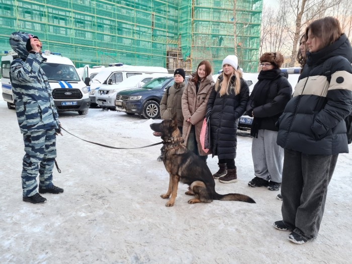 Пистолет Макарова, работа кинолога, тир: в отделе полиции столичного района Котловка прошёл День открытых дверей