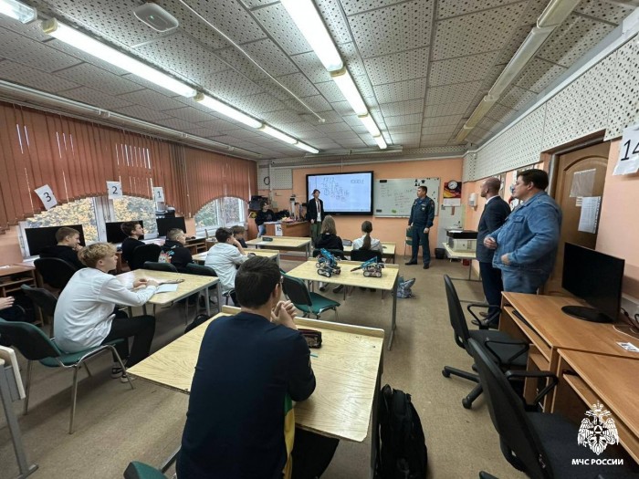 Специалисты Управления по ЮЗАО ГУ МЧС России по городу Москве проводят систематическую работу с учениками выпускных классов