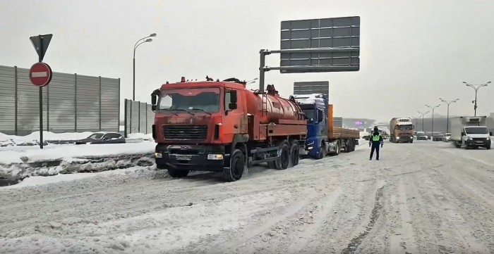 Сотрудники Отдела Госавтоинспекции УВД по ЮЗАО ГУ МВД России по г. Москве продолжают нести службу в усиленном режиме и обеспечивать безопасность на дорогах нашего города, оказывая всестороннюю помощь участникам дорожного движения
