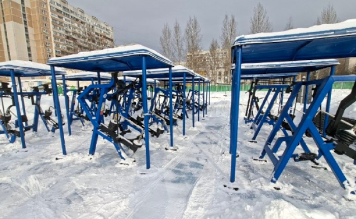 Сотрудники центра «Атлант» убрали снег на территории спорткластера на Ратной улице