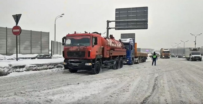 Сотрудники Отдела Госавтоинспекции УВД по ЮЗАО ГУ МВД России по г. Москве продолжают нести службу в усиленном режиме и обеспечивать безопасность на дорогах нашего города, оказывая всестороннюю помощь участникам дорожного движения