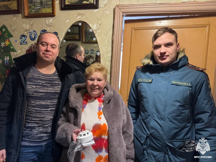 Представители МЧС совместно с представителем Управы Обручевского района провели инструктаж по правилам пожарной безопасности в быту