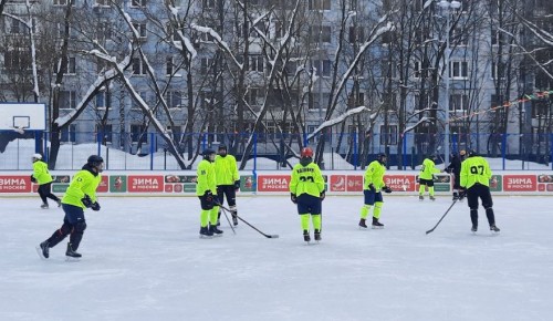 На катке «Искорка» состоялись районные соревнования по хоккею с шайбой