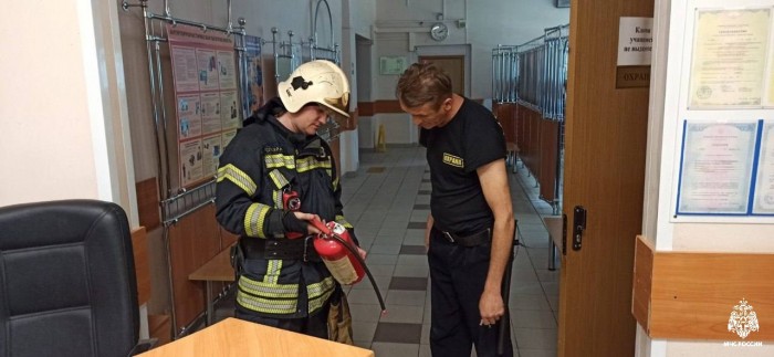 Боевые подразделения МЧС проводят профилактические работы с населением