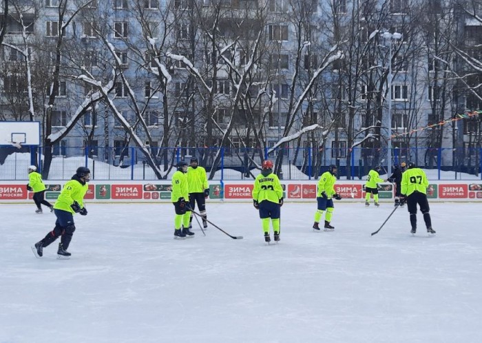 На катке «Искорка» состоялись районные соревнования по хоккею с шайбой