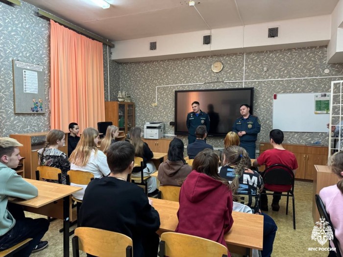 Представители МЧС проводят систематическую работу с учениками выпускных классов образовательных учреждений ЮЗАО