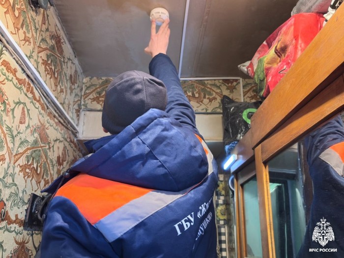 Специалисты проводят акцию по установке пожарных извещателей в многоквартирных домах