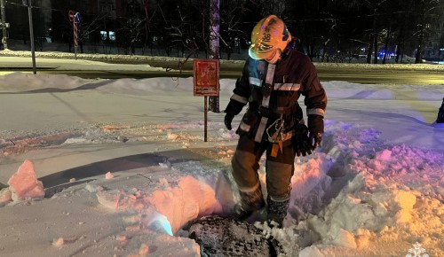 Специалисты проводят проверку пожарных гидрантов