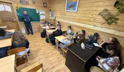 В воскресной школе при Храме иконы Божией Матери «Отрада и Утешение» на Каховке состоялось мероприятие, направленное на обучение подрастающего поколения основам пожарной безопасности