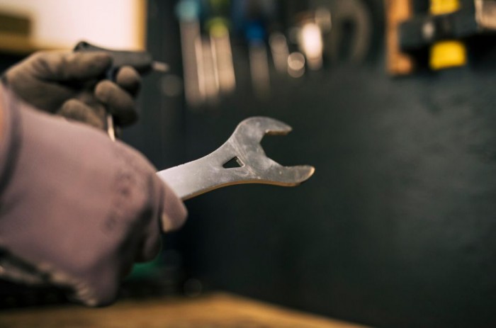 В подъезде дома на Новоясеневском проспекте отремонтировали подъемную платформу