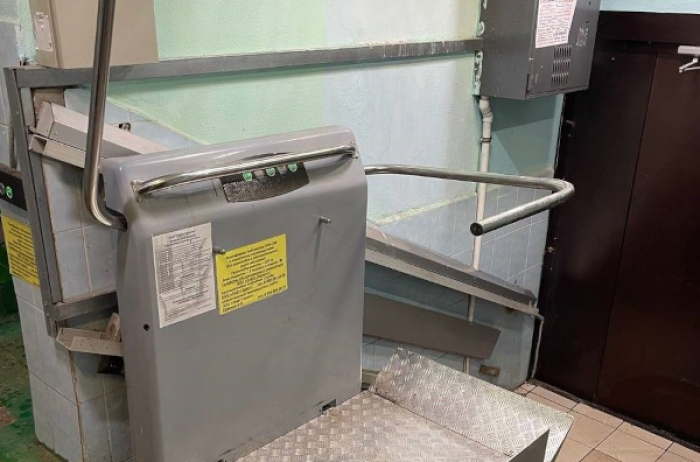 В доме на Новоясеневском проспекте отремонтировали подъемную платформу для маломобильных граждан