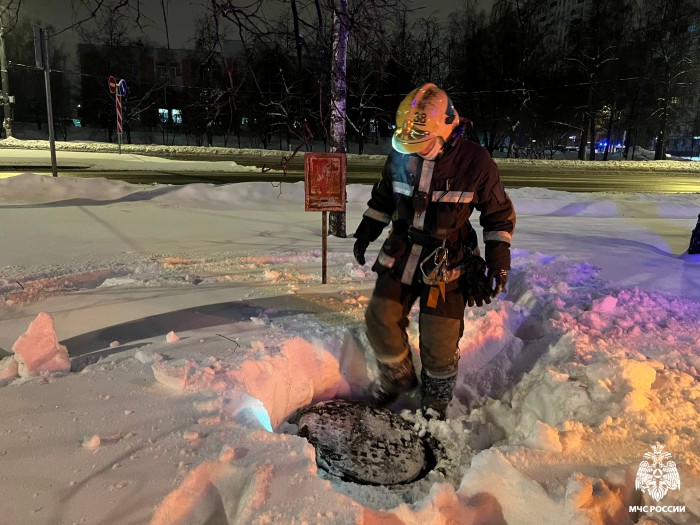 Специалисты проводят проверку пожарных гидрантов