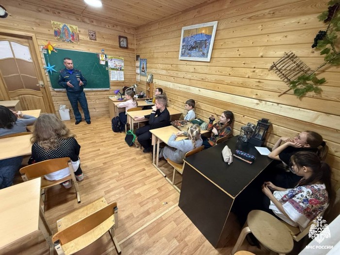 В воскресной школе при Храме иконы Божией Матери «Отрада и Утешение» на Каховке состоялось мероприятие, направленное на обучение подрастающего поколения основам пожарной безопасности