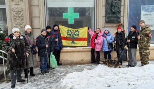 В Ломоносовском районе прошла акция «Цветы герою»