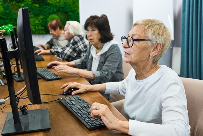 Москвичи «серебряного» возраста смогут освоить нейросети в ЦМД «Ломоносовский»