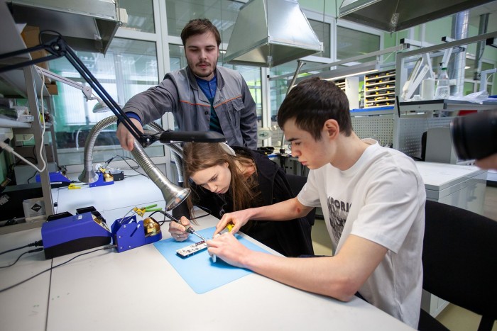 Собянин: Более 400 партнеров сотрудничают с предпрофессиональными классами