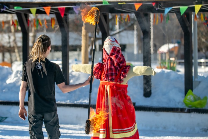 Вместо чучела — фаер-шоу: как в ЮЗАО провожали зиму с огнём и танцами