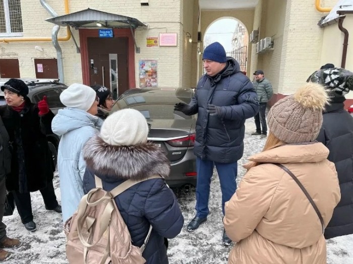 Во дворе дома на проспекте Вернадского установят дополнительные скамейки