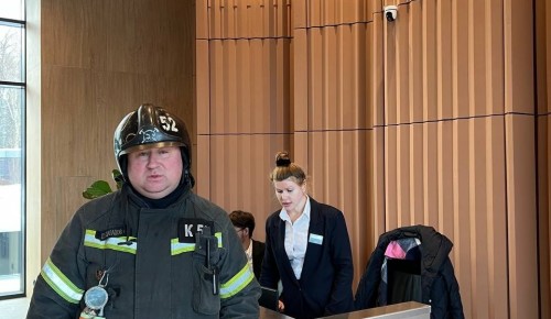 Пожарные ЮЗАО провели беседы с жителями и раздали памятки по безопасности