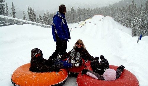 Специалисты напомнили, какие риски таит в себе катание с горок в неположенных местах