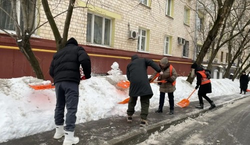 Сотрудники управы Ломоносовского района убрали снег во дворах
