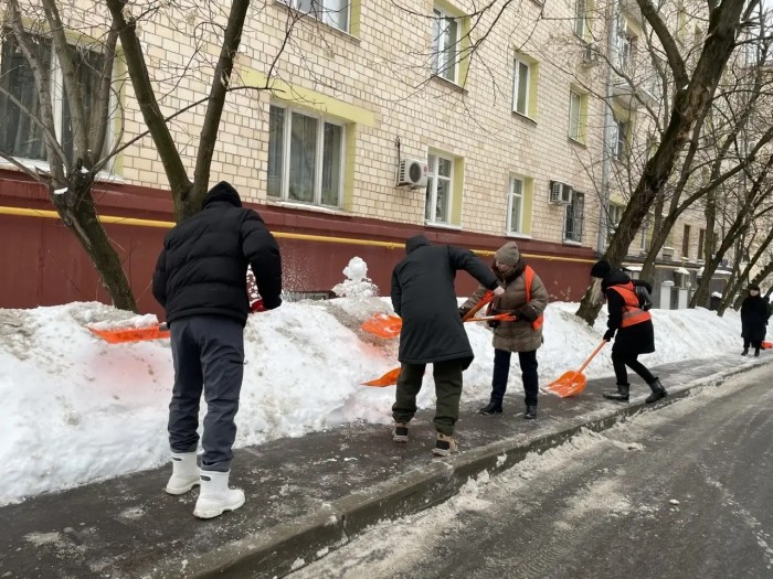 Сотрудники управы Ломоносовского района убрали снег во дворах