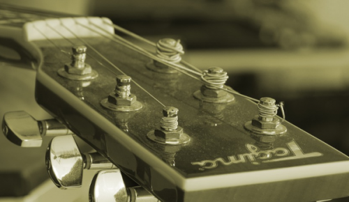 Исполнитель Сергей Болотин представит программу «Цветы под гитару» 6 марта в центре «Атлант»