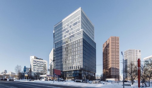 В бизнес-центре на ул. Обручева завершен монтаж фасадов