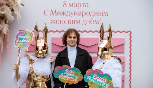 Цветы и танцы: в ЮЗАО отметили 8 марта