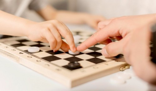 Воспитанница школы имени М.М. Ботвинника обыграла взрослых гроссмейстеров на турнире по русским шашкам