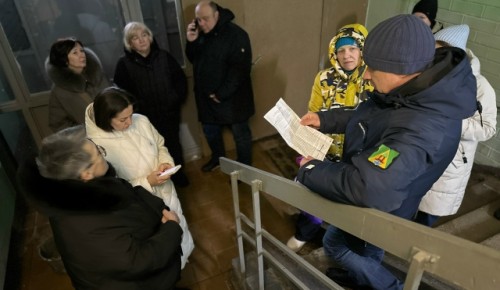 Представители управы проинспектировали территорию дома на улице Теплый Стан