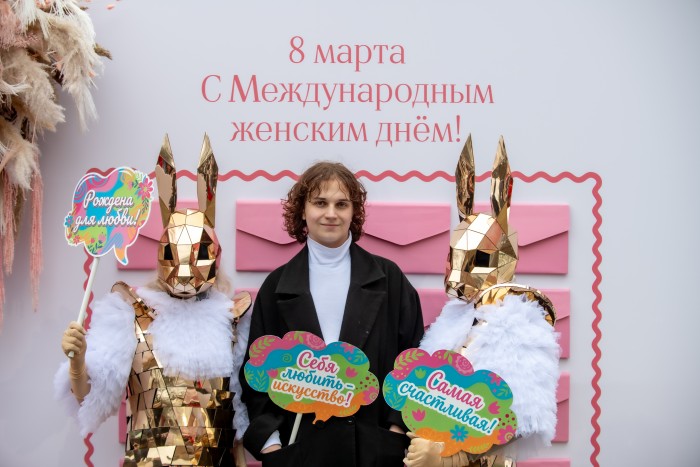 Цветы и танцы: в ЮЗАО отметили 8 марта