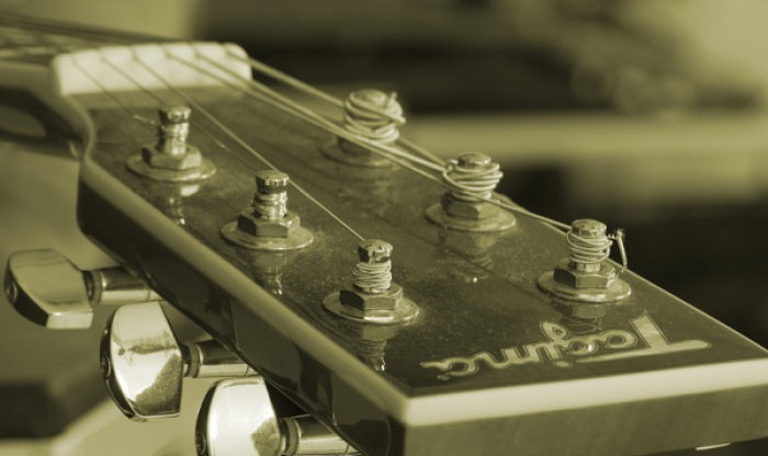 Исполнитель Сергей Болотин представит программу «Цветы под гитару» 6 марта в центре «Атлант»