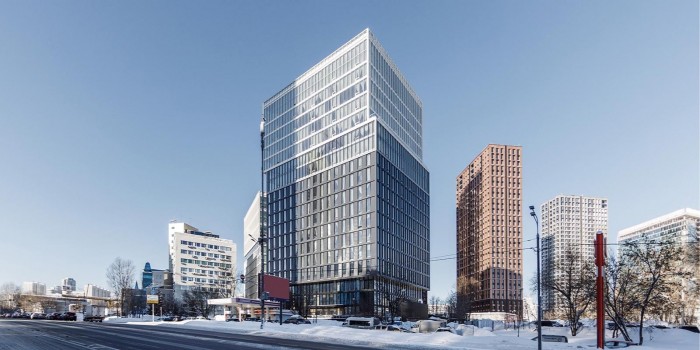 В бизнес-центре на ул. Обручева завершен монтаж фасадов