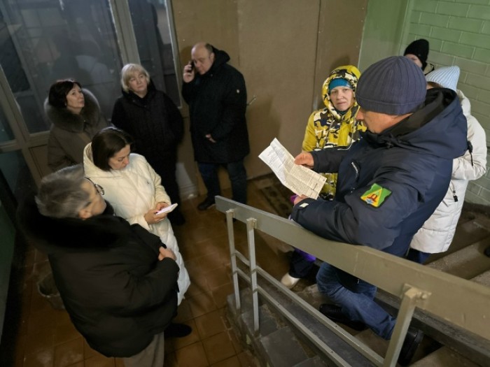 Представители управы проинспектировали территорию дома на улице Теплый Стан