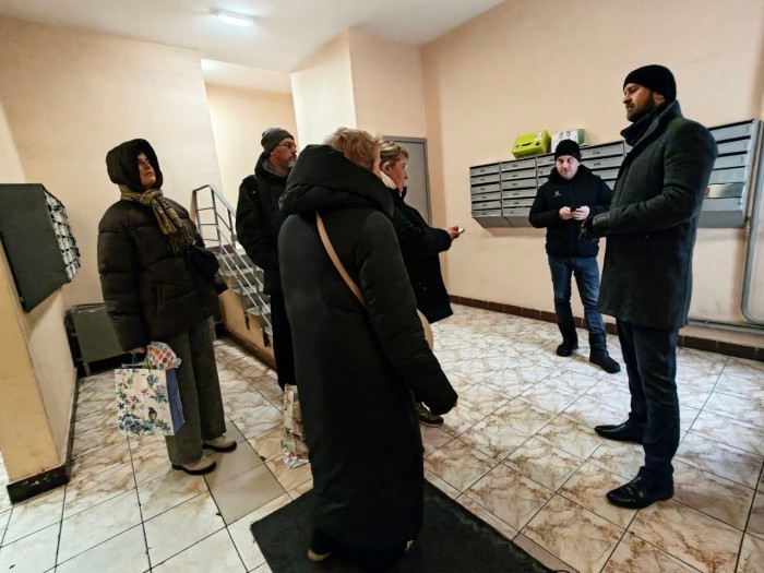 И. о. главы управы проинспектировал состояние подъездов в Котловке