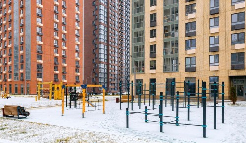 Два жилых комплекса возводят по реновации в Обручевском районе
