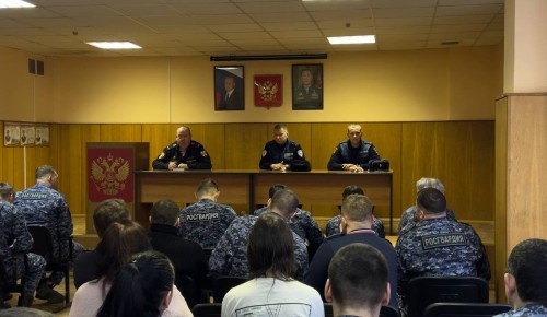 На юго-западе столицы инспекторы ДПС провели рабочую встречу с личным составом Росгвардии