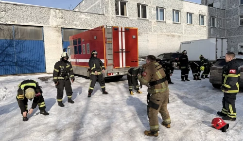 Дежурные караулы ПСЧ Управления по ЮЗАО Главного управления МЧС России по Москве провели плановые занятия в теплодымокамере