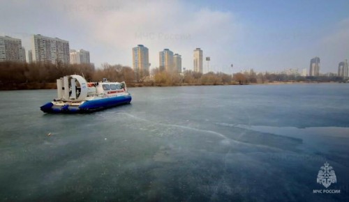 Сотрудники МЧС Москвы напоминают об опасности тонкого льда
