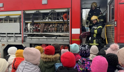 Сотрудники МЧС провели ознакомительную экскурсию для учащихся образовательных учреждений округа