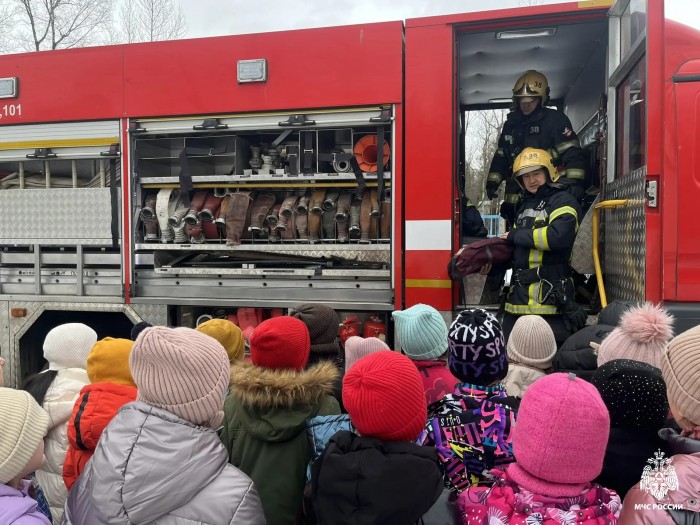 Сотрудники МЧС провели ознакомительную экскурсию для учащихся образовательных учреждений округа