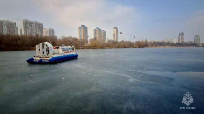 Сотрудники МЧС Москвы напоминают об опасности тонкого льда