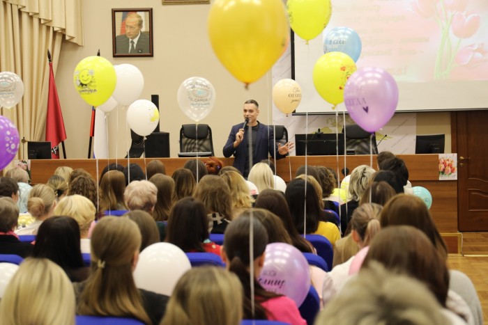 Акция «8 Марта – в каждый дом» прошла в УВД по ЮЗАО столицы