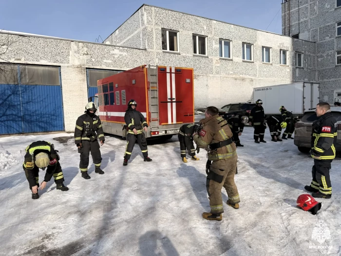 Дежурные караулы ПСЧ Управления по ЮЗАО Главного управления МЧС России по Москве провели плановые занятия в теплодымокамере